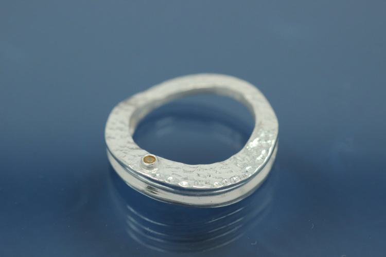 Colliermittelteil 925/- Silber mit gelben natural Brillant vollschliff, 0,02 ct gefasst, Fläche beide Seiten gehämmert ca Maße AØ 20,5 IØ 14,5mm Bohrung Ø2,2mm Stärke 4,5 im Verlauf 1,3mm