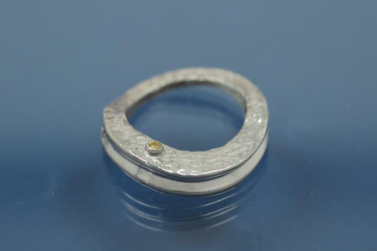 Colliermittelteil 925/- Silber rhodiniert mit gelben natural Brillant vollschliff, 0,02 ct gefasst, Fläche beide Seiten gehämmert ca Maße AØ 20,5 IØ 14,5mm Bohrung Ø2,2mm Stärke 4,5 im Verlauf 1,3mm