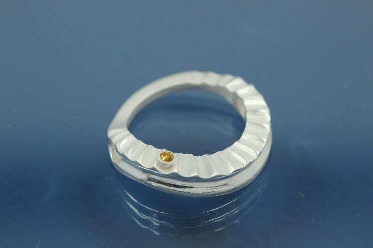 Colliermittelteil 925/- Silber mit gelben natural Brillant vollschliff, 0,02 ct gefasst, Flächen eine Seite mattiert, zweite Seite mit 19 Strahlen mattiert ca Maße AØ 20,5 IØ 14,5mm Bohrung Ø2,2mm Stärke 4,5 im Verlauf 1,3mm