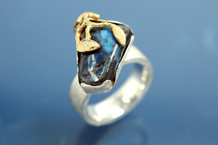 Ring Einzelanfertigung mit Boulder Opal (ca.13,7ct), 925/- Silber mit Teilvergoldung und Steiners Spezialoberflächenmuster,