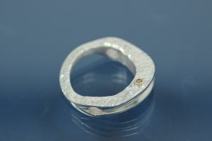 Colliermittelteil 925/- Silber mit gelben natural Brillant vollschliff, 0,02 ct gefasst, Fläche beide Seiten gehämmert ca Maße AØ 20,5 IØ 14,5mm Bohrung Ø2,2mm Stärke 4,5 im Verlauf 1,3mm