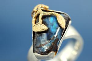 Ring Einzelanfertigung mit Boulder Opal (ca.13,7ct), 925/- Silber mit Teilvergoldung und Steiners Spezialoberflächenmuster,