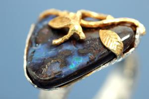 Ring Einzelanfertigung mit Boulder Opal (ca.13,9ct), 925/- Silber mit Teilvergoldung und Steiner's Spezialoberflächenmuster,