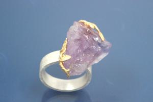 Ring Einzelanfertigung mit natur Amethystnugget, 925/- Silber mit Teilvergoldung und Steiners Spezialoberflächenmuster,,