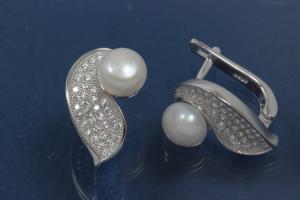 Earring with post and leaf 925/- Silber,rhodium plated. Length 27,0mm, wide 11,0mm, cubic cirkonia, 1 x white FWP Ø7mm.