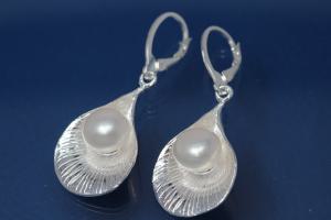 Earring Leaf and Pearl 925/- Silver polished, approx size high 45,5mm incl.leverback, wide 18,0mm, with FW-Pearl approx size Ø9,5mm,